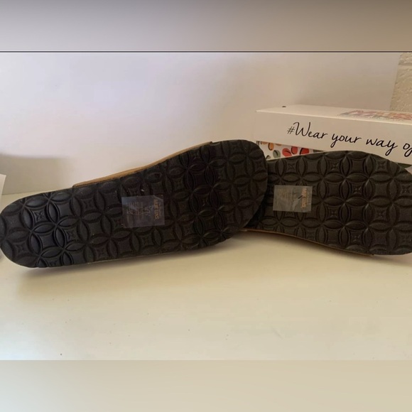 MUK LUKS Tan Buckle-Accent Valerie Terra Turf Sandal- Women Size 9 Women Sandals - Picture 11 of 13